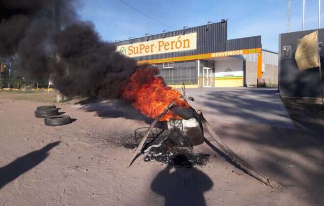 Protesta por precarización laboral en el súper chino de la Avenida Perón