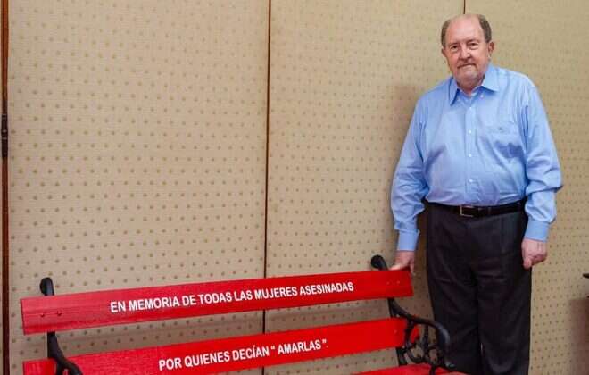 Carlos Verna inauguró “Bancos Rojos” en el Centro Cívico