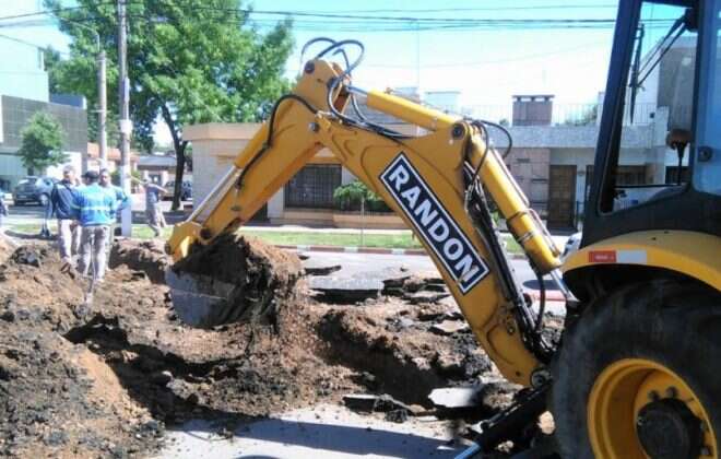 Avanza la obra de cambio de cañería cloacal sobre Av. Uruguay entre Chile y Falucho