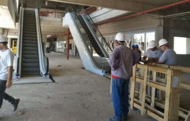 Colocan las escaleras mecánicas en el nuevo Hospital de Santa Rosa