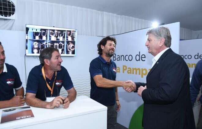 Ziliotto junto a empresarios pampeanos en Expoagro
