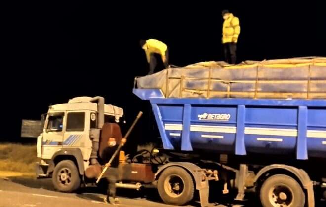 Casa de Piedra: Policía detectó carga irregular de maíz en un convoy de camiones