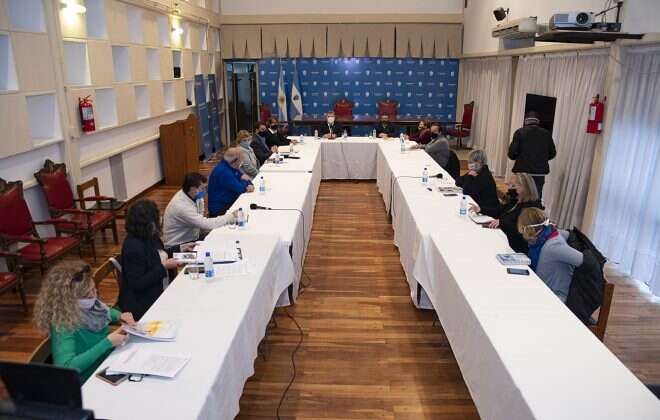 El gobierno dialogó con los gremios docentes para acordar “la vuelta a clases”
