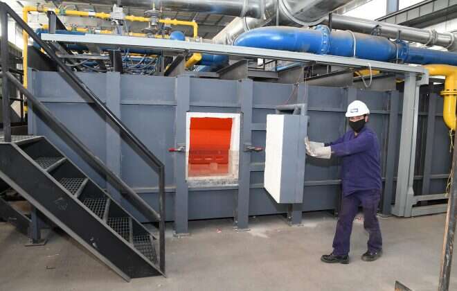 Ziliotto recorrió la fábrica “Apex” que comienza a producir en octubre