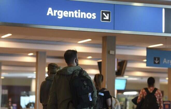 Gollan dijo que se restringirá la salida de turistas hacia zonas de alta circulación de coronavirus