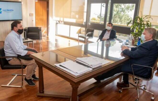 El gobernador Ziliotto analizó obras para Anguil con su intendente