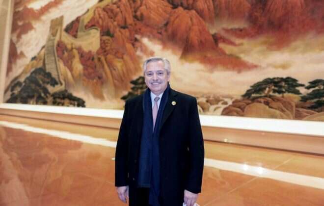 Tras su estadía en China, Fernández llega a Barbados para culminar su gira internacional