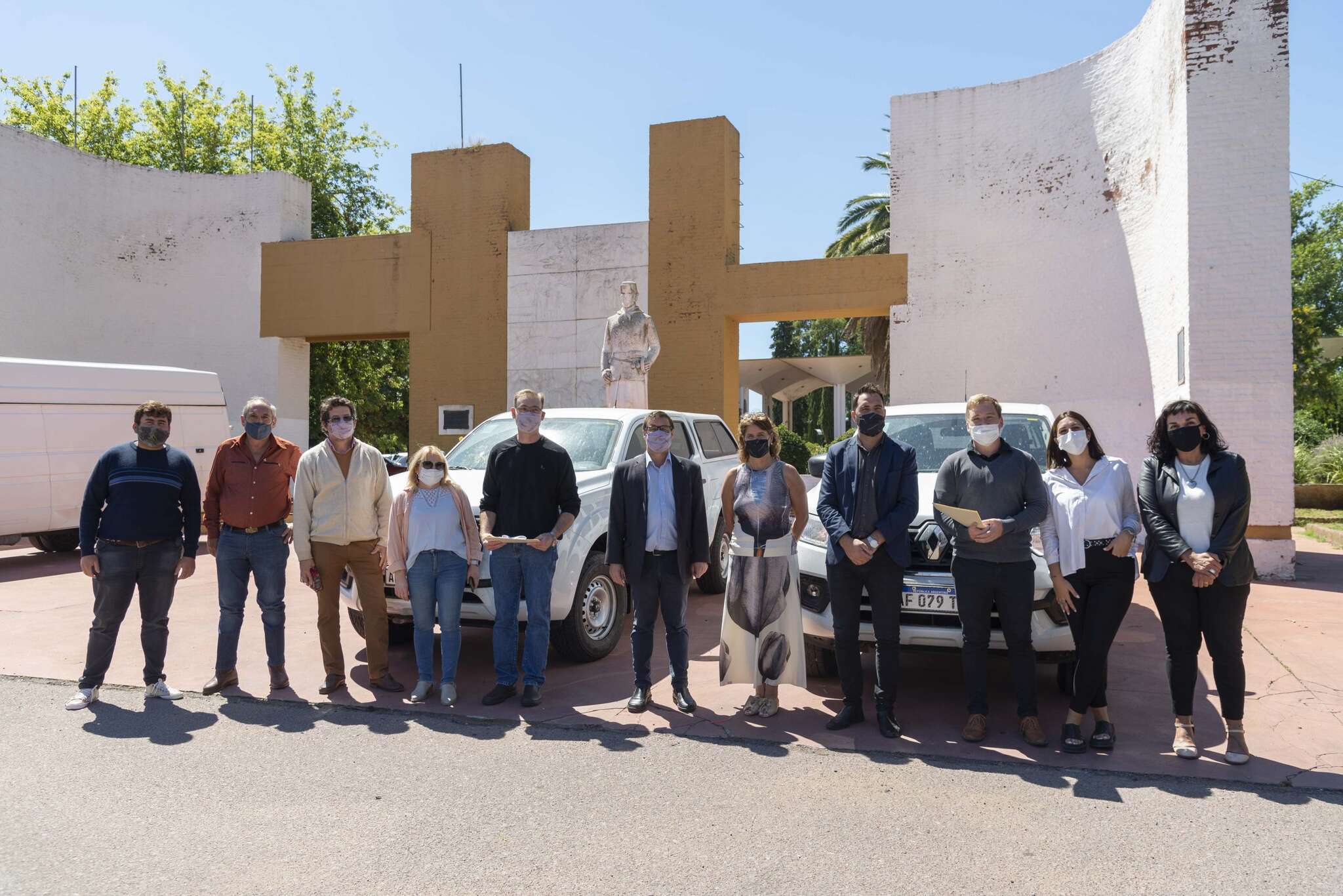 Entregaron vehículos a la Escuela NÂ° 157 y equipos de acompañamiento multinivel