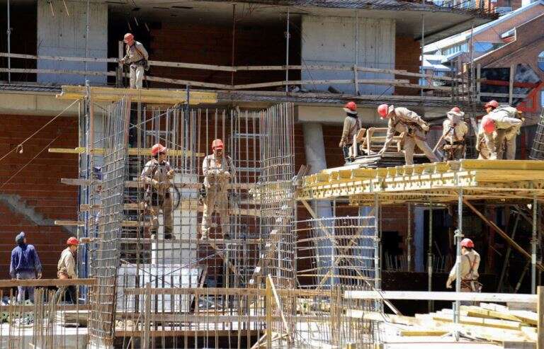 La actividad industrial en el país creció 4,7% y la construcción mejoró un 8,8% en abril