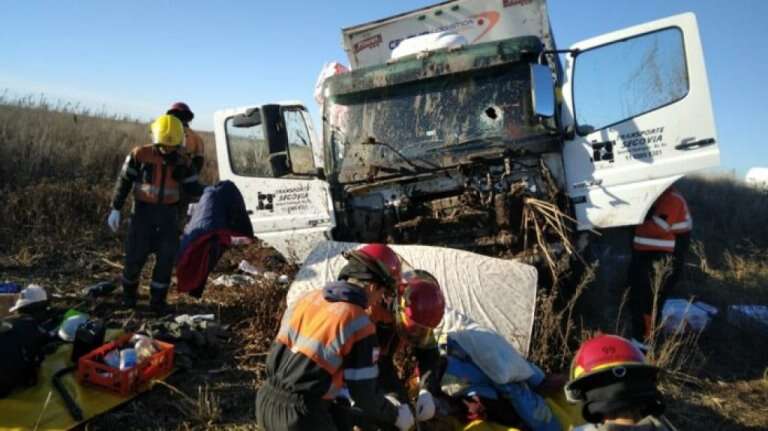 Un camionero quiso esquivar un piquete de transportistas, lo apedrearon y murió tras un vuelco