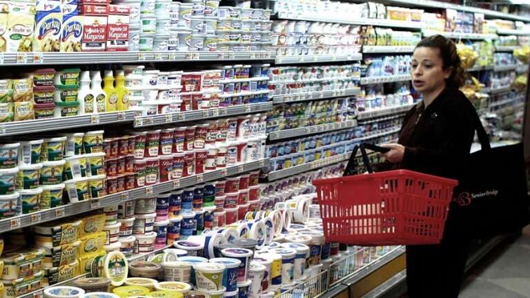 Las ventas en supermercados bajaron 0,6% mientras que en los shoppings crecieron 284%