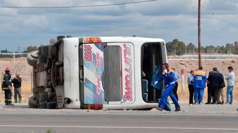 Mendoza: Murió una mujer y hay 19 heridos tras el vuelco de un micro con hinchas de Boca