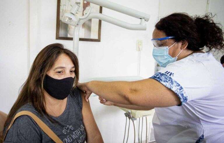 Afirman que el tercer refuerzo de la vacuna contra el coronavirus sirve para sostener la cobertura