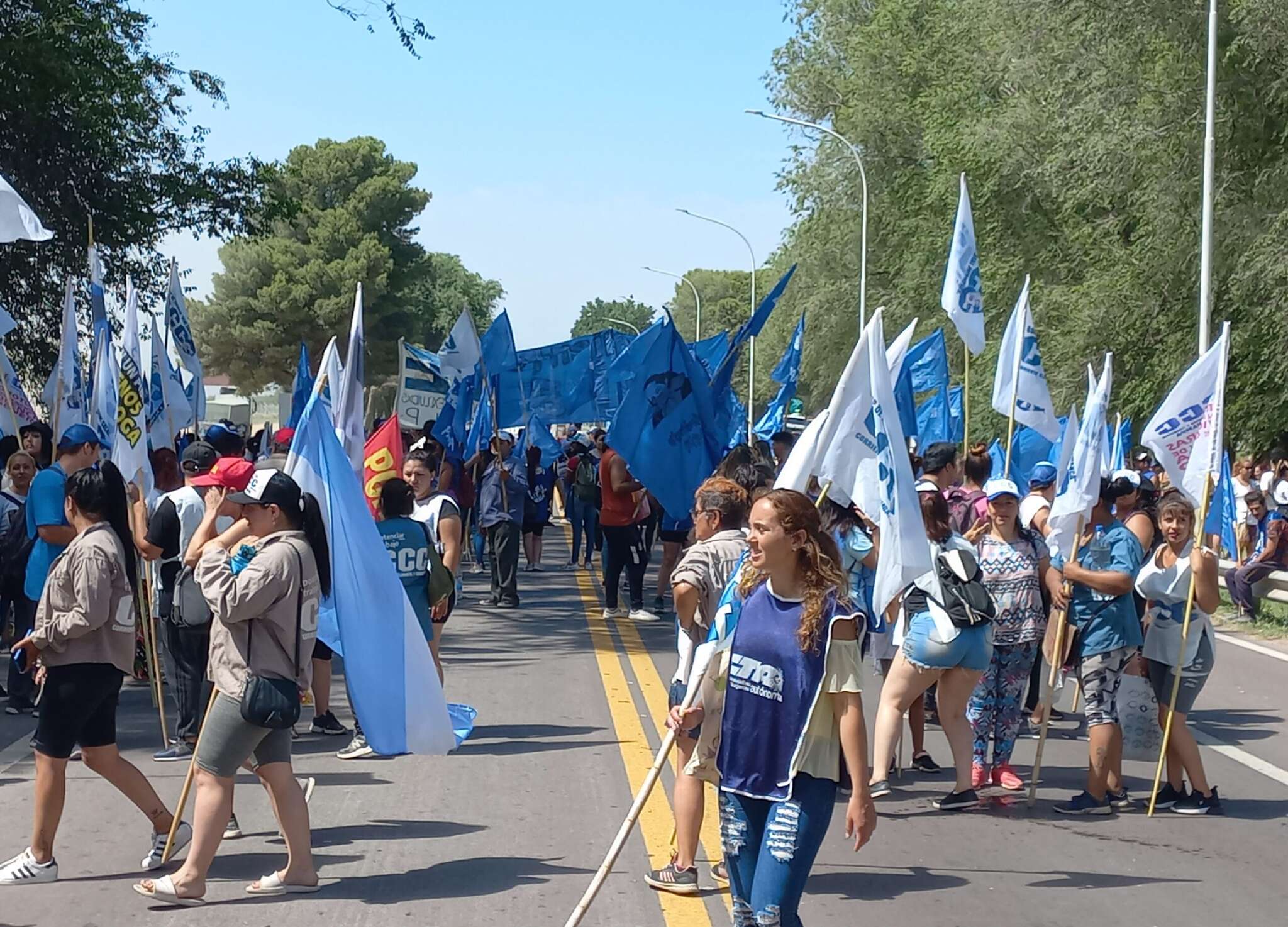Santa Rosa: Movimientos sociales se manifestaron y cortaron la RN 35