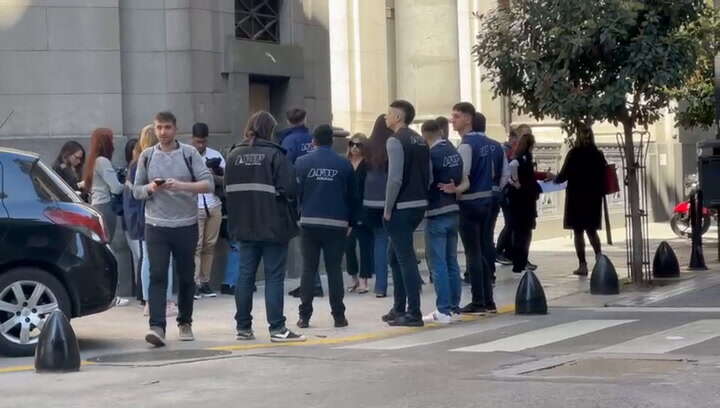 La Aduana allanó 18 bancos por fuga de dólares a través de SIMIs truchas