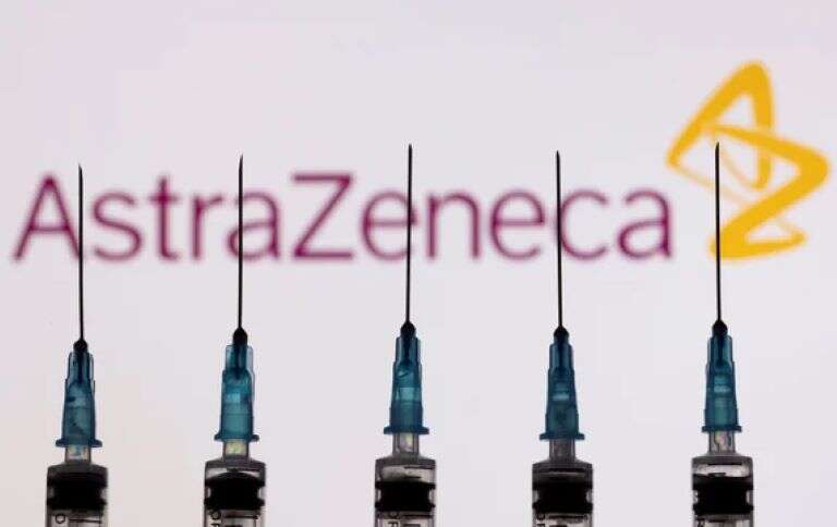 Demandan a AstraZeneca por presunta relación entre la vacuna y la muerte de un futbolista