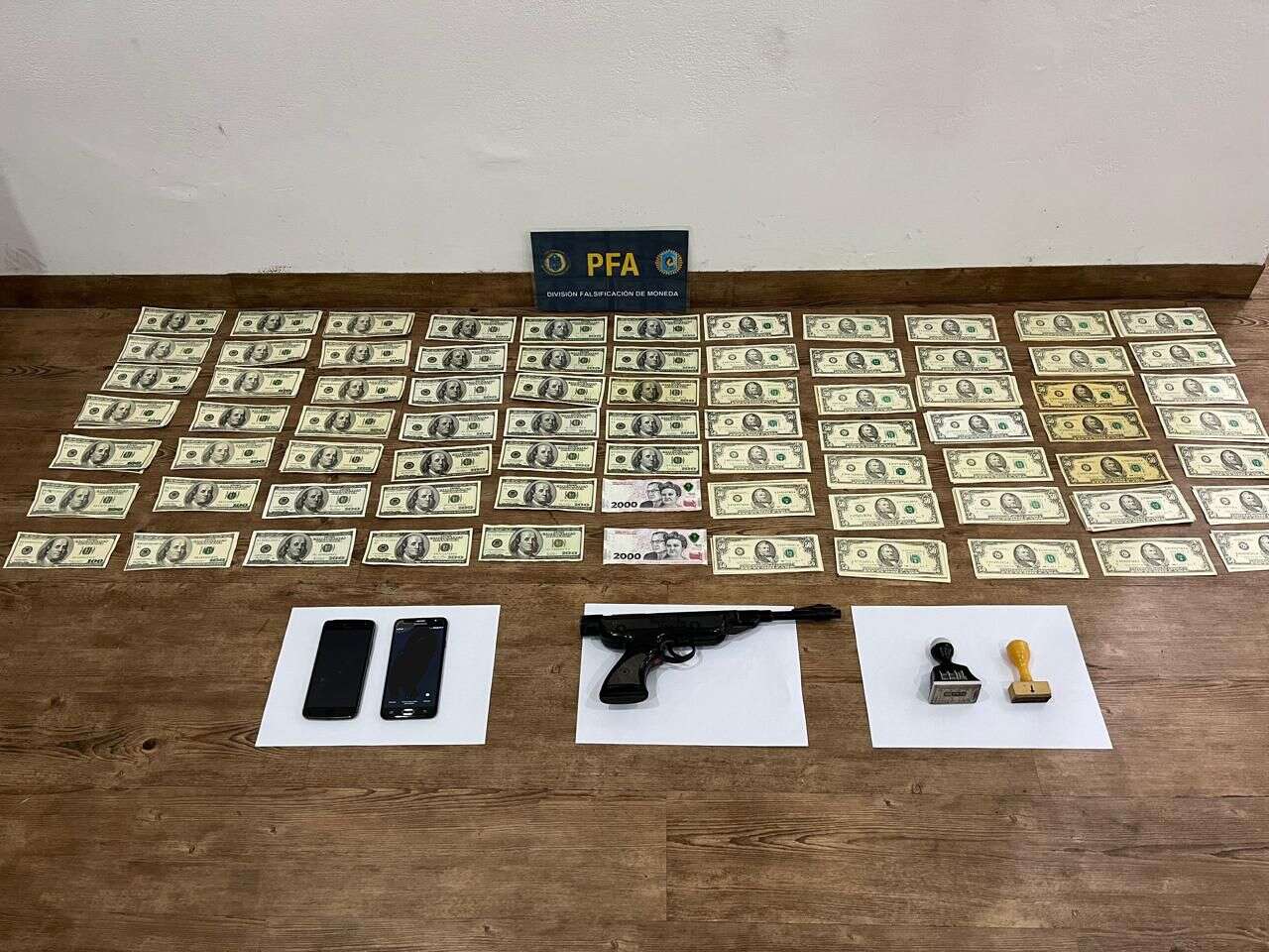 Desmantelan una banda de falsificadores de dólares: Los billetes ingresaban a La Pampa