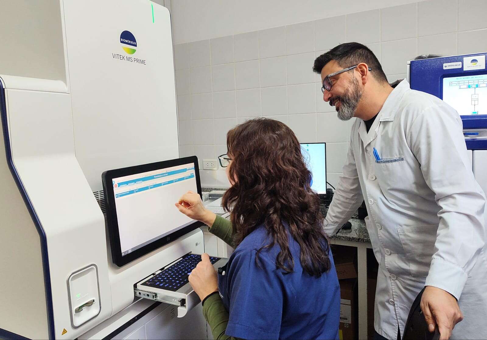 Presentaron equipo que mejora el análisis microbiológico en Salud Pública