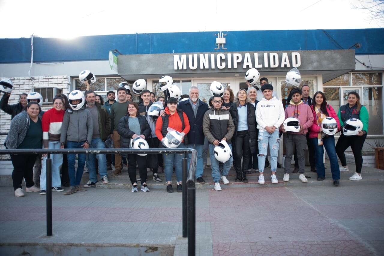 Seguridad vial: Estudiantes y motociclistas de Anguil recibieron cascos