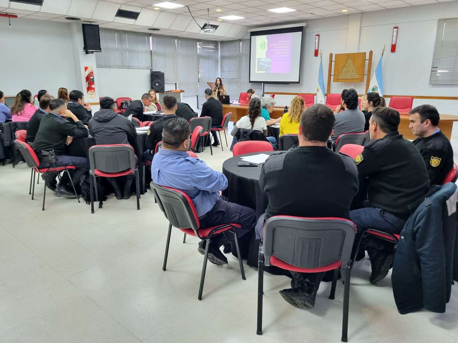 Dictan seminario para operadores telefónicos de emergencia