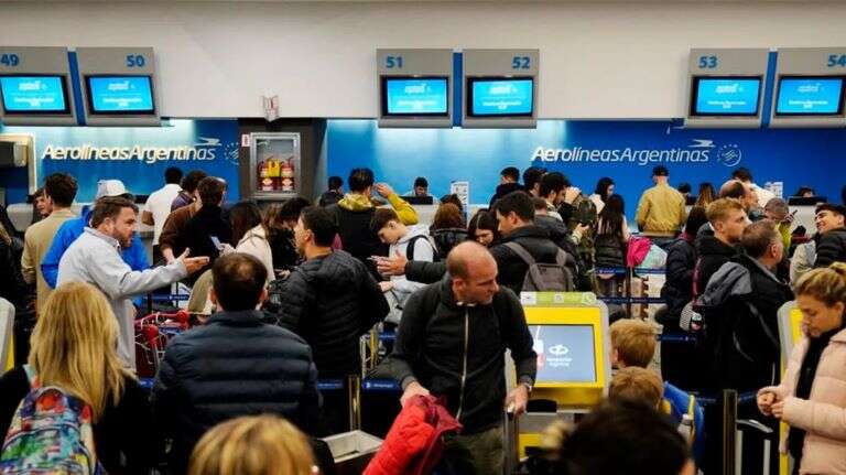 Paro de pilotos de Aerolíneas Argentinas con 150 vuelos y 15 mil pasajeros afectados