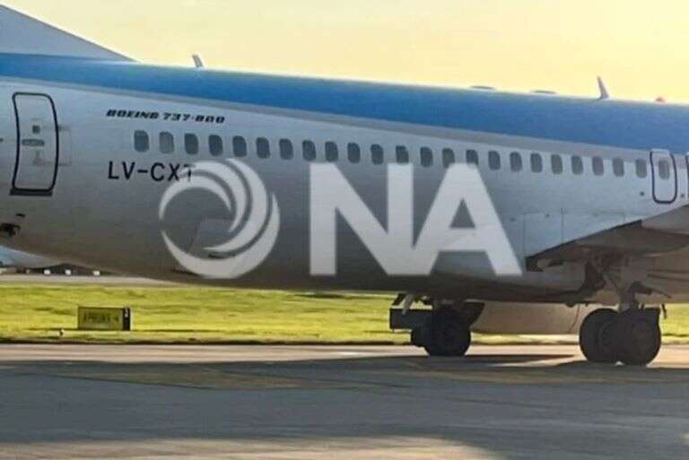 Se desprendió un neumático de un avión de Aerolíneas, pudo haber sido una tragedia e intentaron ocultarlo