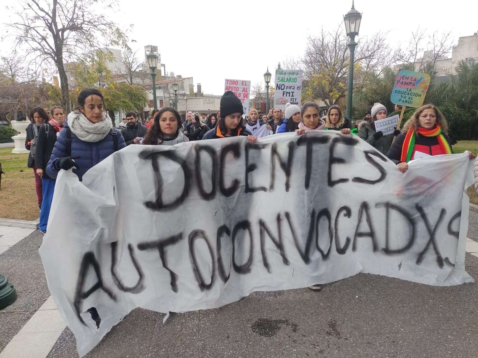 Docentes autoconvocados se manifiestan por aumento salarial en once localidades de La Pampa
