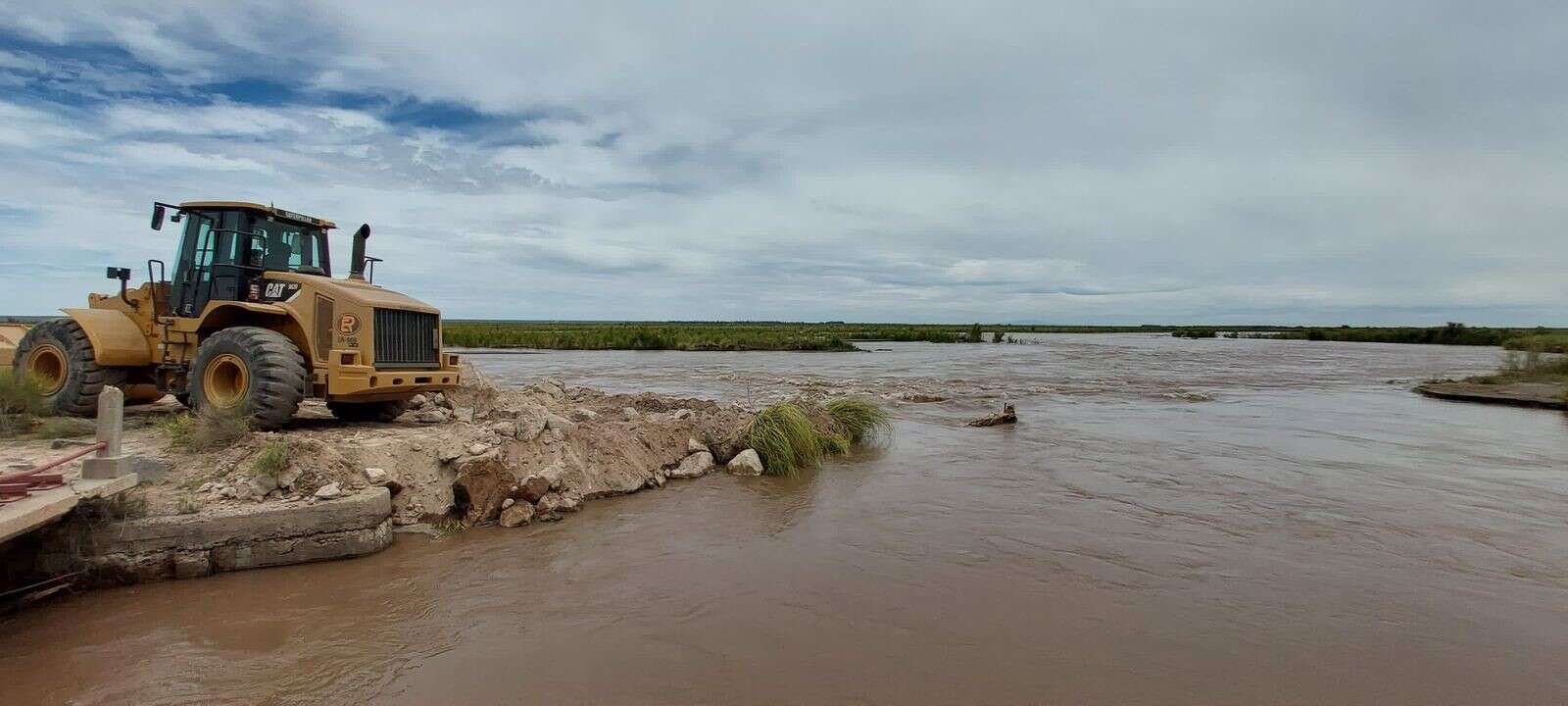 Comenzaron los trabajos de contención de desbordes en el río Colorado
