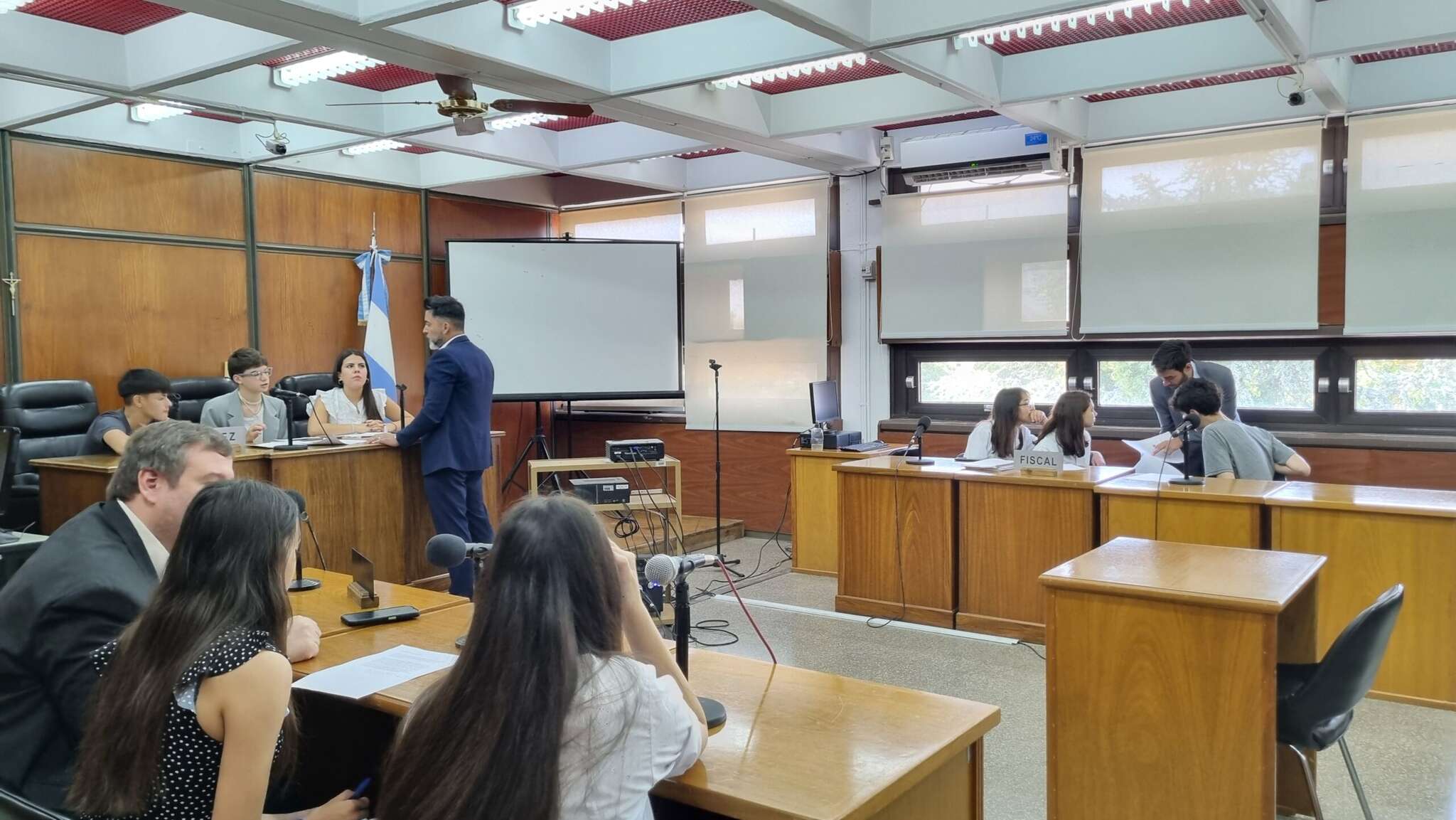 Dos colegios realizaron un simulacro de juicio en el Edifico Judicial de General Pico