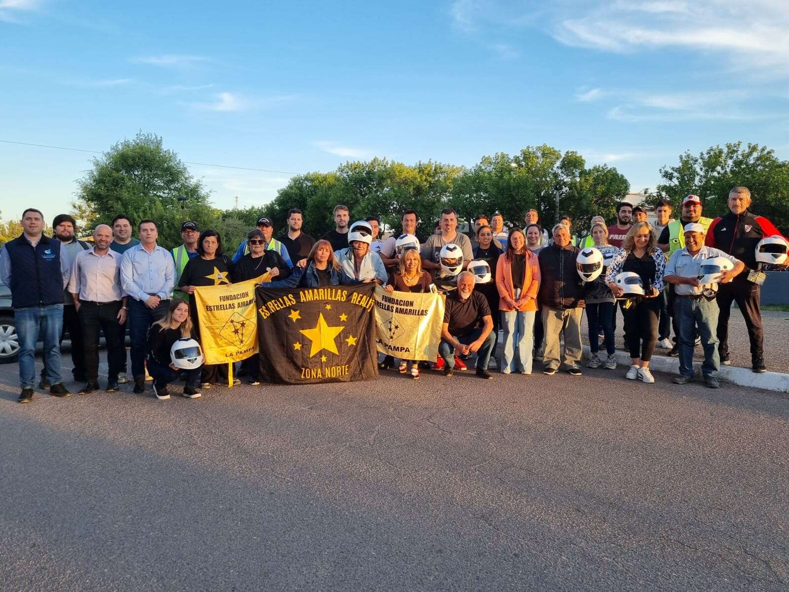 Intendente Alvear: Motociclistas recibieron cascos y formación en conducción segura