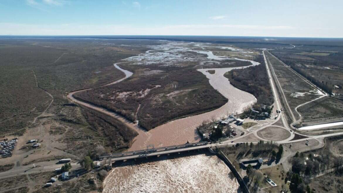 Creció el caudal del Río Colorado y cerraron instalaciones petroleras por prevención