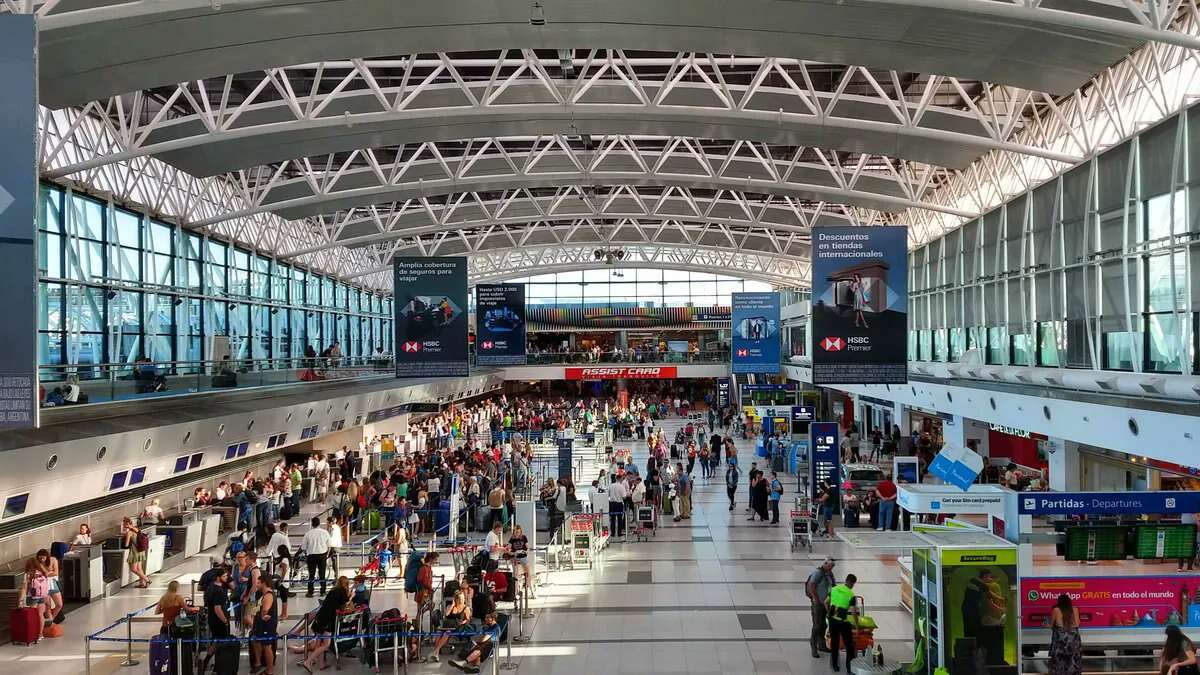 El Gobierno prorrogó el Fondo Nacional del Turismo y mantiene un impuesto del 7% que aplica a los pasajes