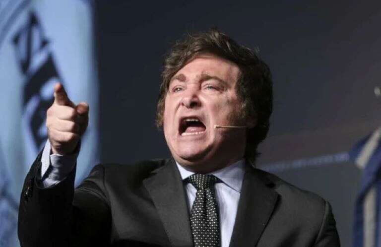 Milei sube la apuesta contra empresarios a los que trata de “chorros”