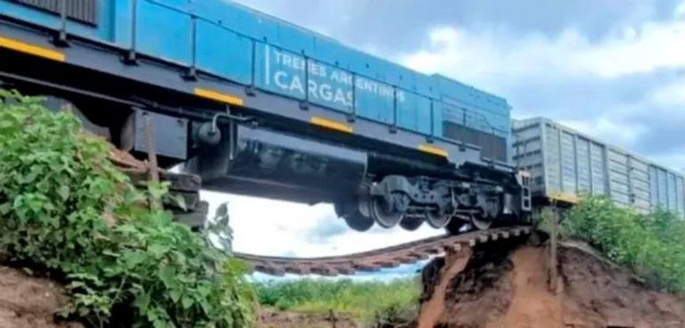 Salta: Un tren quedó colgando tras romperse parte de un puente en Horcones