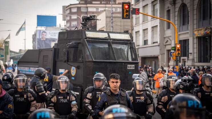 Fuerte respuesta del Gobierno a Amnistía Internacional tras un informe crítico del protocolo antipiquetes: “No entienden nada”