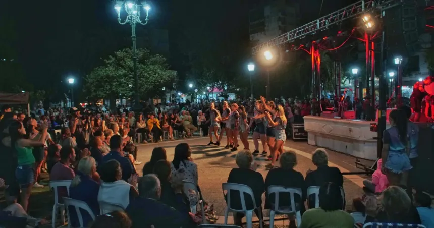 Con una gran cantidad de público, comenzó “Música en la Plaza”