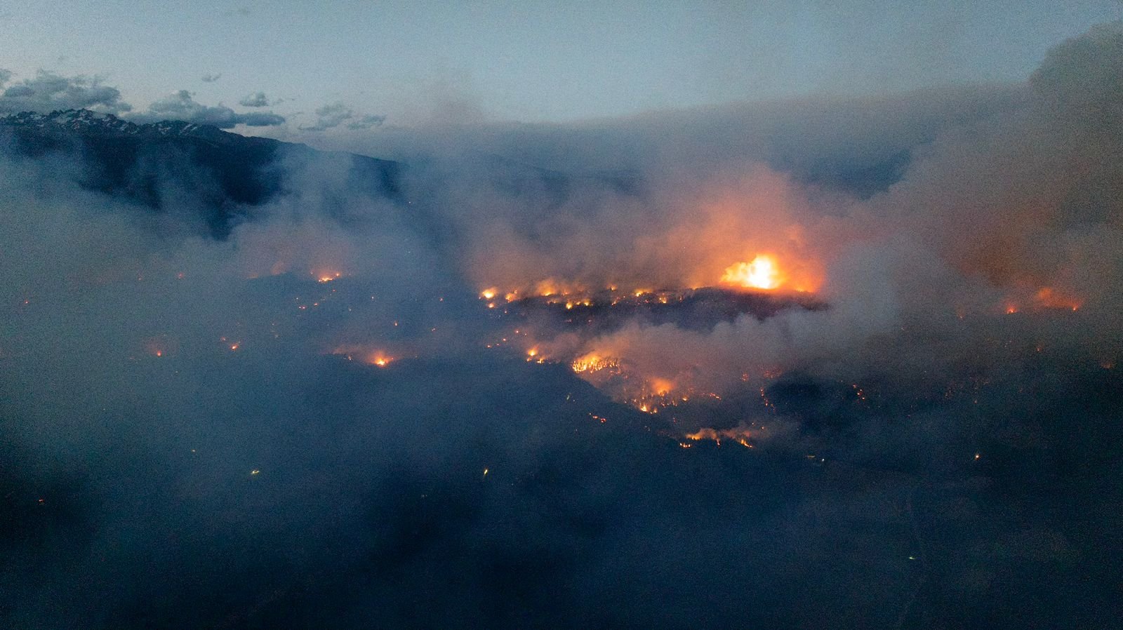 El Bolsón: Evacuaron a 800 turistas y el fuego ya arrasó más de 2.000 hectáreas