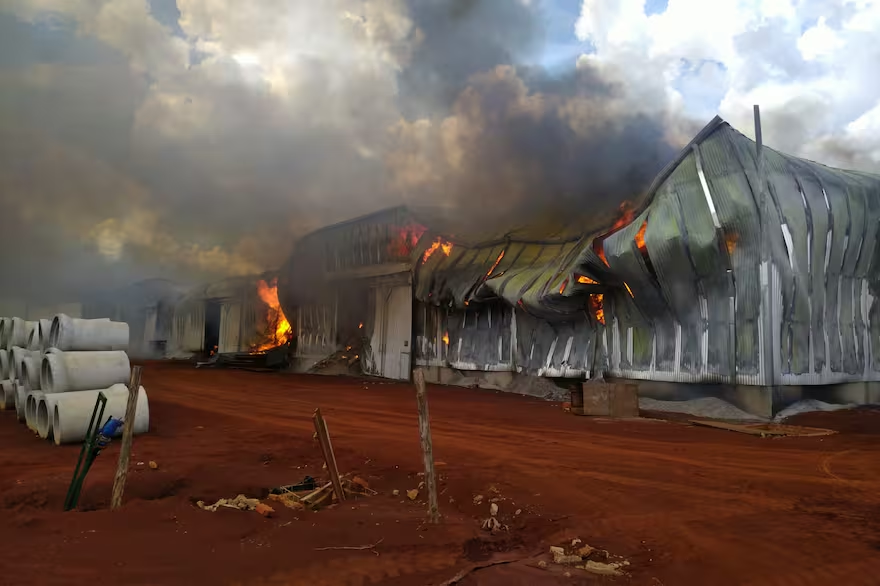 Corrientes: Feroz incendio en un depósito de yerba Playadito