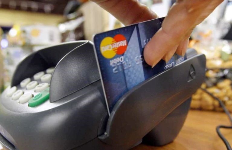 “A tarjetear, que se acaba el mundo”; los argentinos se financian cada vez más con tarjetas