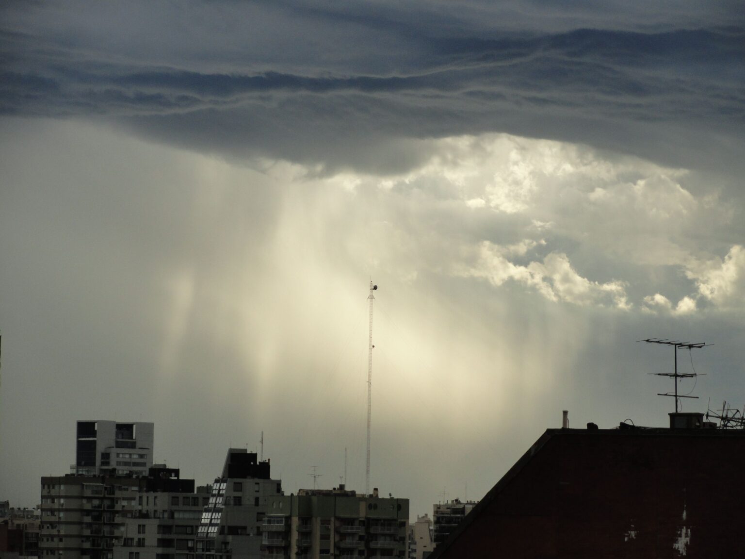 Una nueva tormenta mantuvo expectante a Bahía Blanca