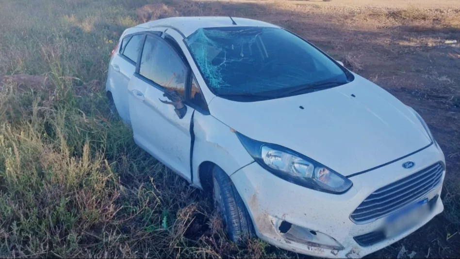 Despiste y vuelco en Ruta 18: un padre y su hija salieron ilesos cerca de Doblas
