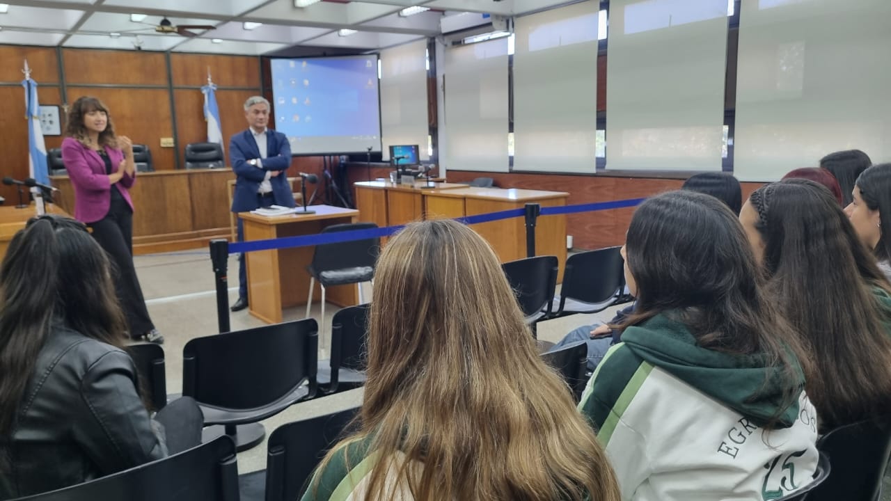 Estudiantes del colegio Don Eduardo de Chapeaurouge asistieron un debate oral y a una charla en el Edificio Judicial de Gral. Pico