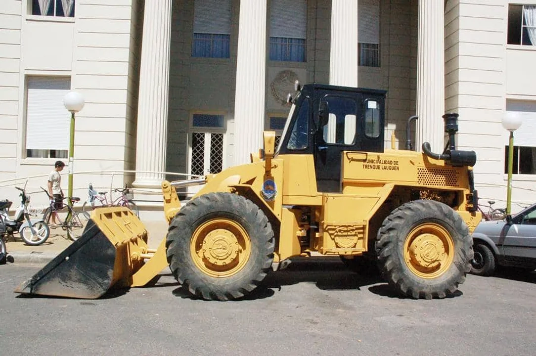 Río Negro: chocó contra una máquina vial estacionada en contramano, perdió un embarazo y condenaron al municipio