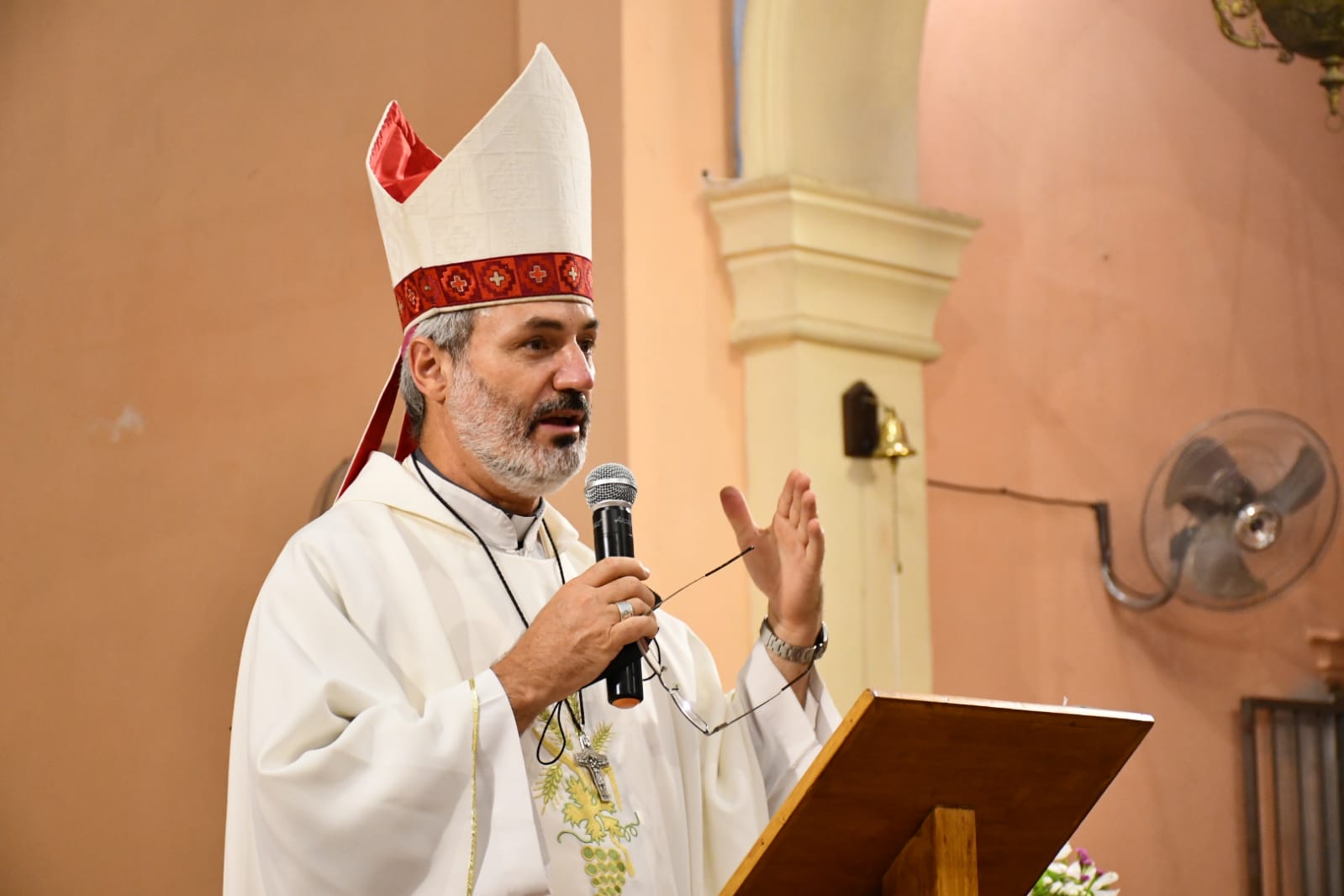 La Iglesia rechaza la baja de imputabilidad: “Encerrar a un chico no resuelve la raíz del problema”