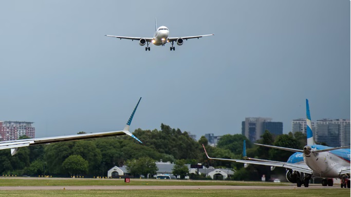 Los controladores aéreos anunciaron paros que afectarán los vuelos este sábado y domingo