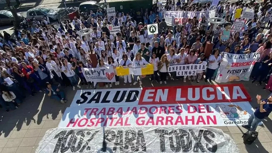 Velas encendidas por la salud: residentes del Garrahan marcharon al Obelisco