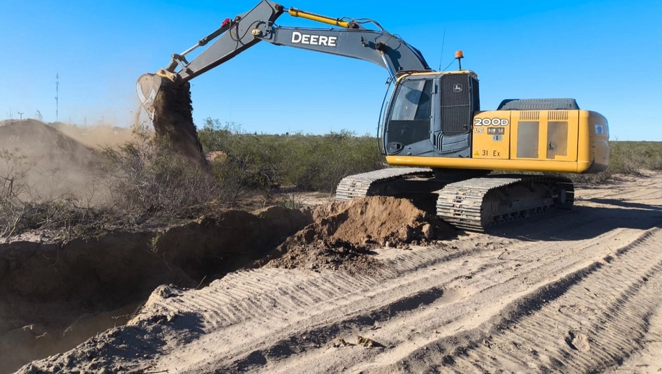 Realizan tareas de contención en el cauce del Atuel para proteger a Algarrobo del Águila