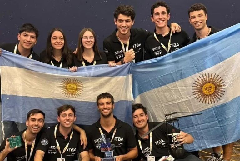 Jóvenes argentinos salieron campeones del mundial de ingeniería aeroespacial de la NASA