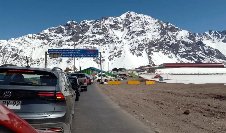 Mendoza: cierran el Paso Cristo Redentor por fuertes nevadas pronosticadas