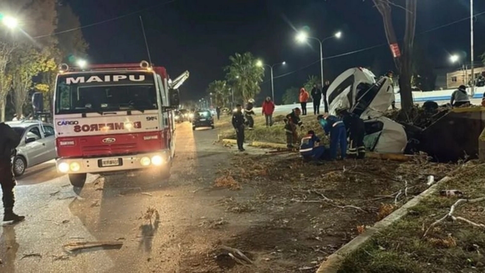 Tragedia en Mendoza: dos muertos y tres heridos graves tras un brutal accidente en Maipú